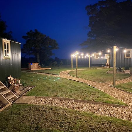 The Shepherds Huts & The Well Lodge At Ormesby Manor Ormesby Saint Michael エクステリア 写真