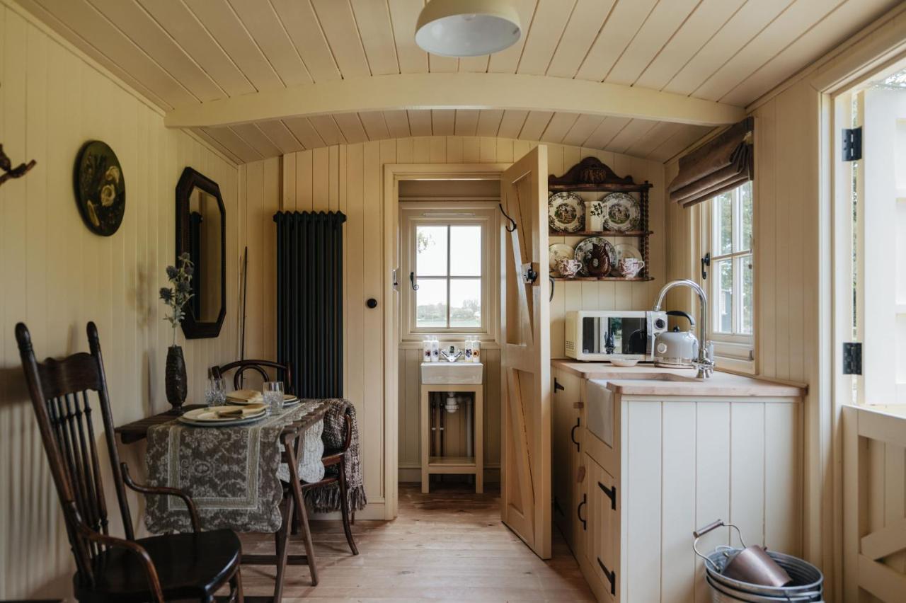 The Shepherds Huts & The Well Lodge At Ormesby Manor Ormesby Saint Michael エクステリア 写真