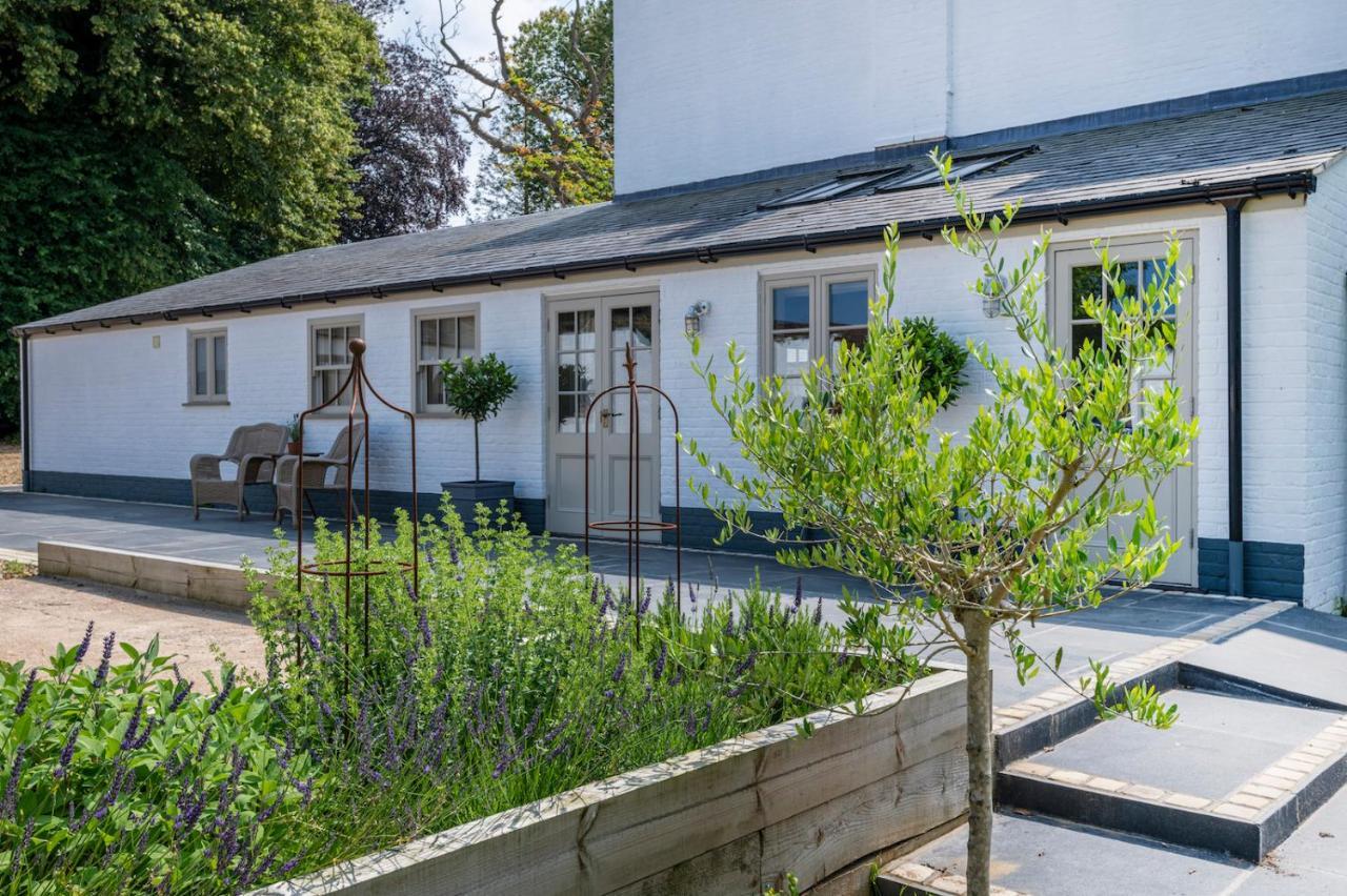 The Shepherds Huts & The Well Lodge At Ormesby Manor Ormesby Saint Michael エクステリア 写真