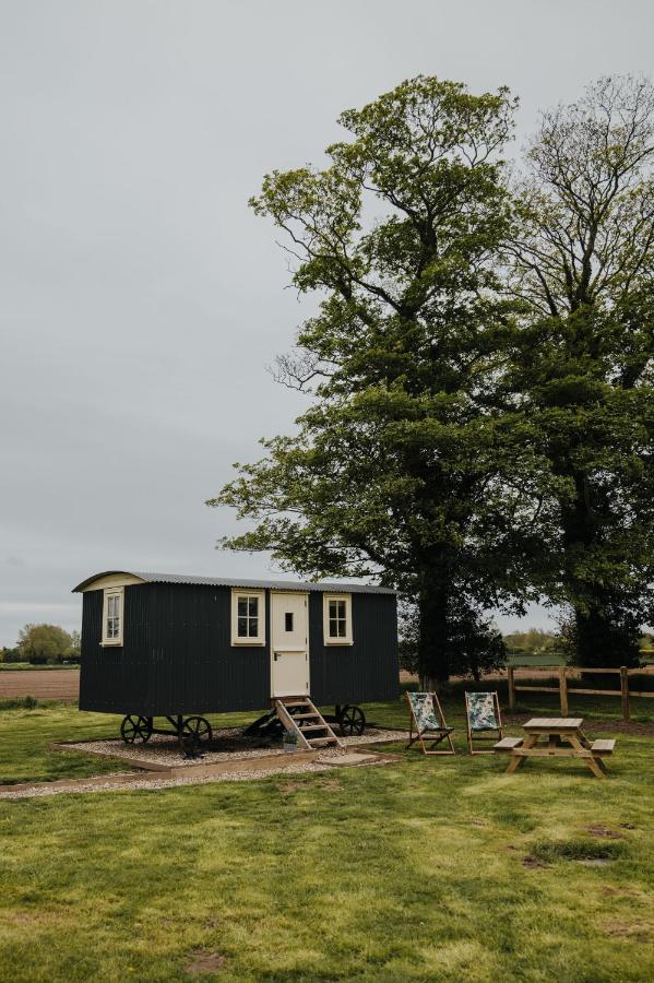 The Shepherds Huts & The Well Lodge At Ormesby Manor Ormesby Saint Michael エクステリア 写真