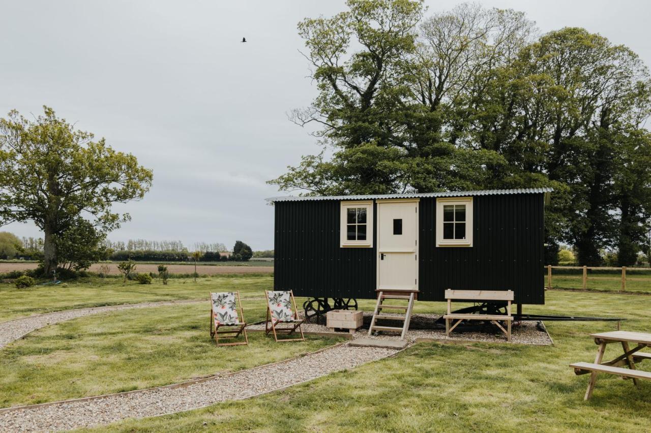 The Shepherds Huts & The Well Lodge At Ormesby Manor Ormesby Saint Michael エクステリア 写真