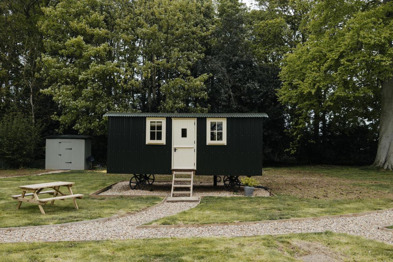 The Shepherds Huts & The Well Lodge At Ormesby Manor Ormesby Saint Michael エクステリア 写真