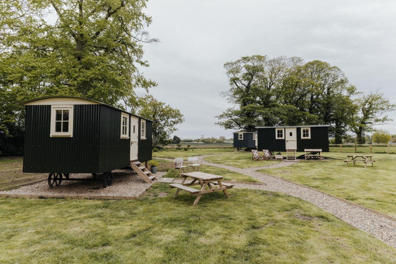 The Shepherds Huts & The Well Lodge At Ormesby Manor Ormesby Saint Michael エクステリア 写真