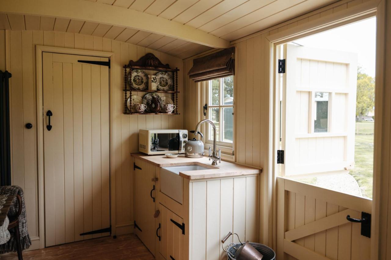 The Shepherds Huts & The Well Lodge At Ormesby Manor Ormesby Saint Michael エクステリア 写真