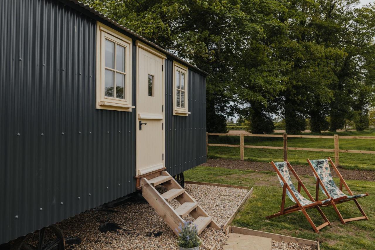 The Shepherds Huts & The Well Lodge At Ormesby Manor Ormesby Saint Michael エクステリア 写真