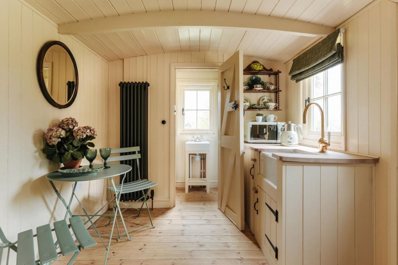 The Shepherds Huts & The Well Lodge At Ormesby Manor Ormesby Saint Michael エクステリア 写真