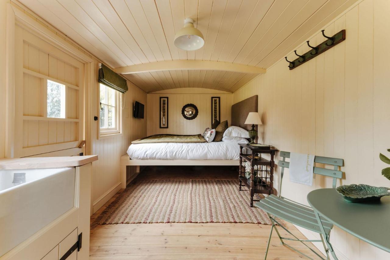The Shepherds Huts & The Well Lodge At Ormesby Manor Ormesby Saint Michael エクステリア 写真