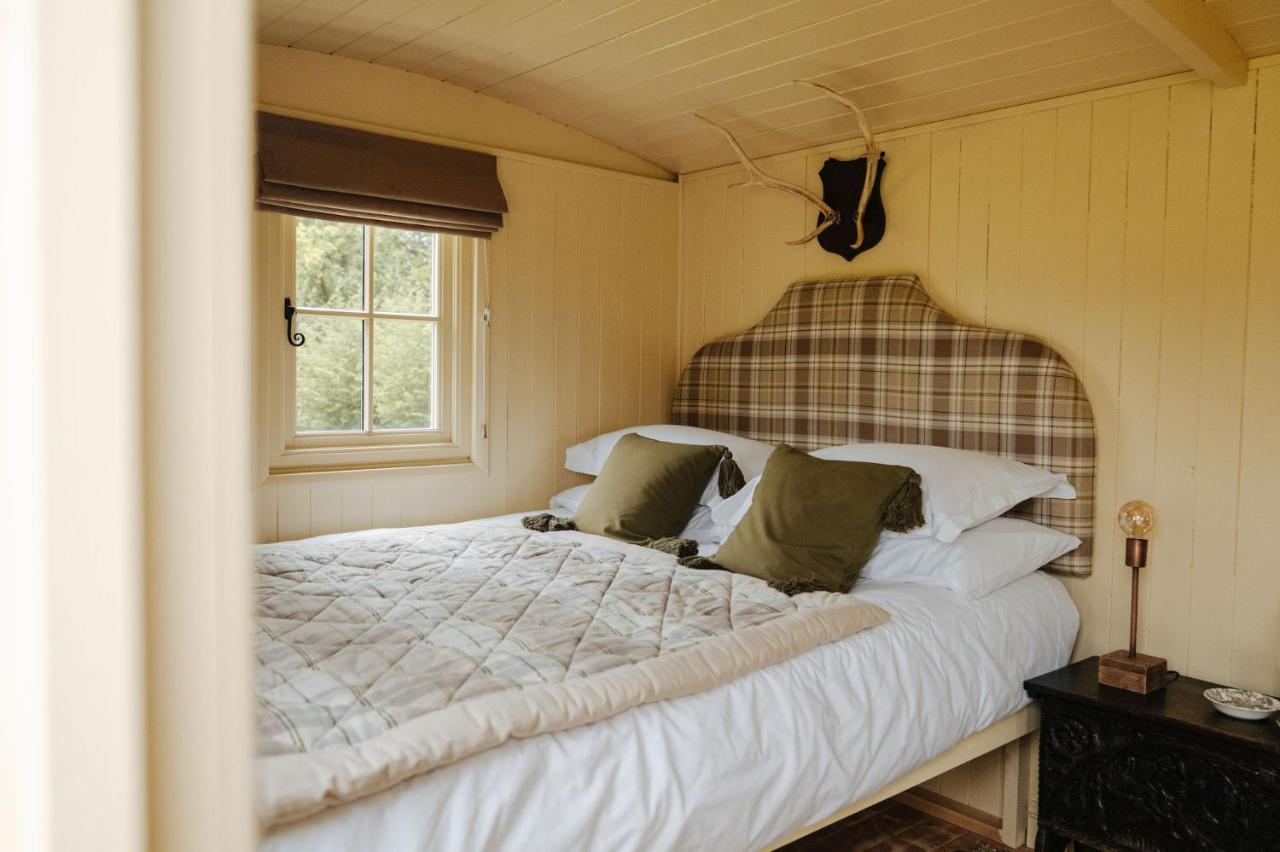 The Shepherds Huts & The Well Lodge At Ormesby Manor Ormesby Saint Michael エクステリア 写真
