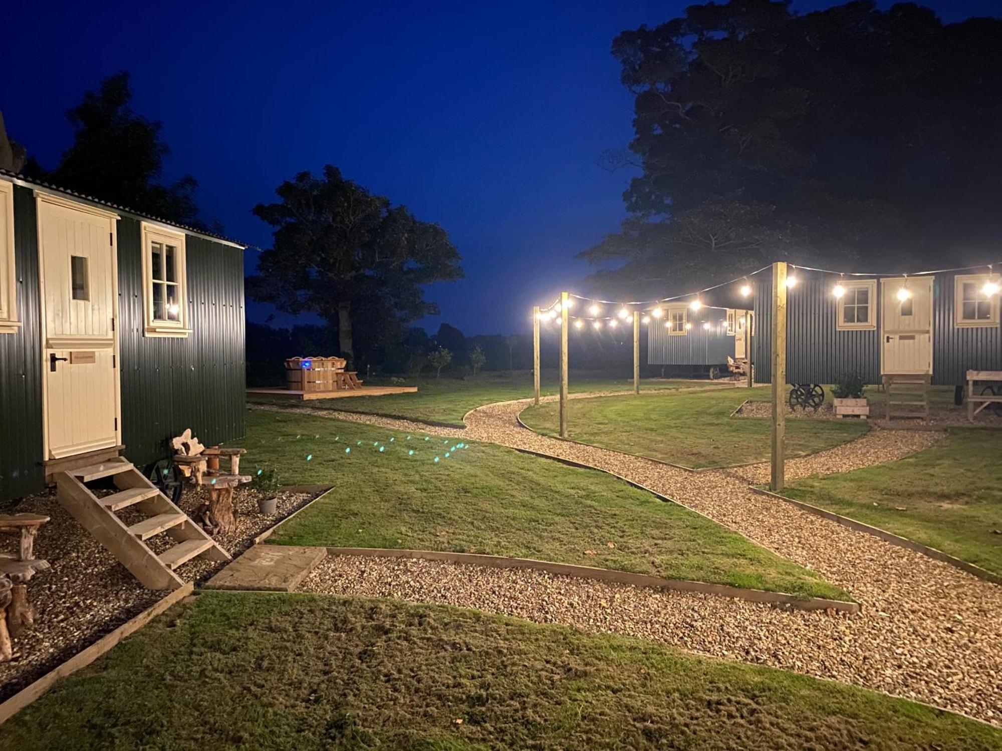 The Shepherds Huts & The Well Lodge At Ormesby Manor Ormesby Saint Michael エクステリア 写真